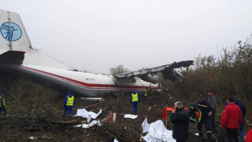 Самолет Ан-12 совершил аварийную посадку вблизи Львова: есть погибшие (Фото)