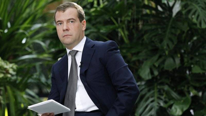 Медведев поздравил с юбилеем школу, в которой учился