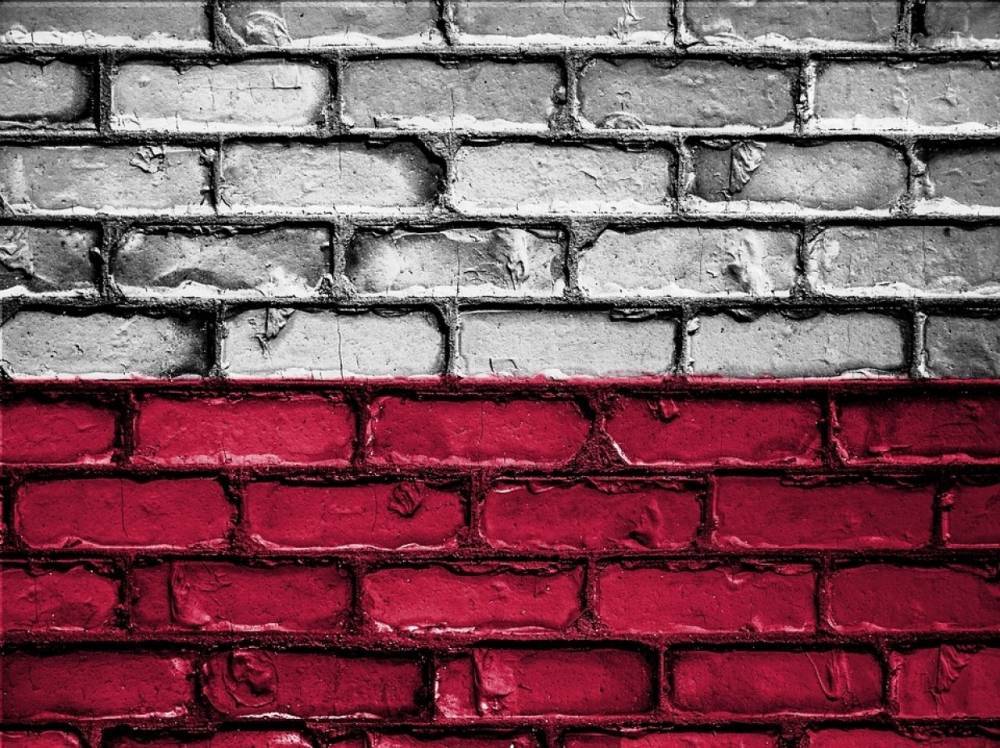 В Польше жителя Львова заставили съесть флаг украинских нацистов