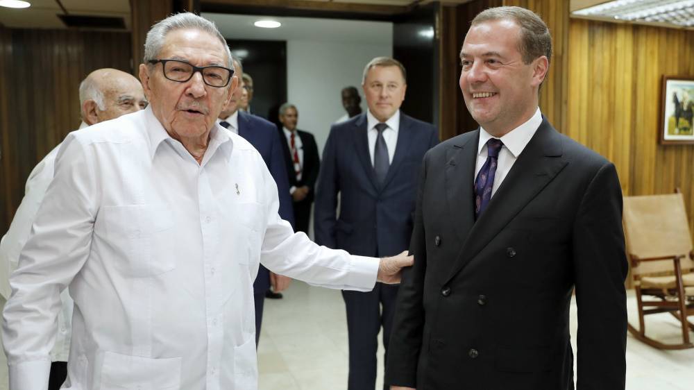Медведев прокомментировал санкции США против Кастро