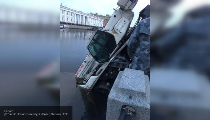 Появилось видео падения автокрана в канал в Петербурге