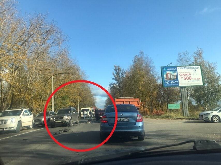 Автоледи вылетела из иномарки через лобовое стекло на трассе под Петербургом