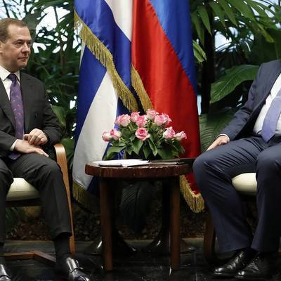 Медведев пообещал помочь Кубе получать нефть