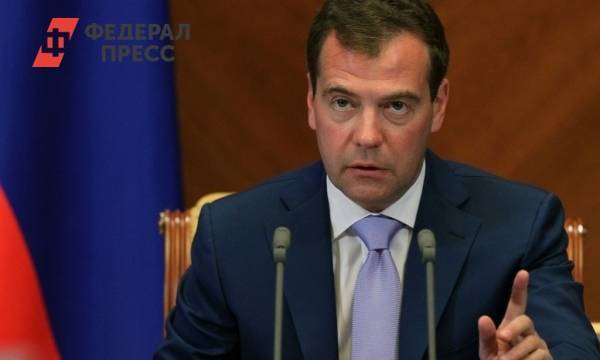 Медведев: Зеленский оказался «между молотом и наковальней»