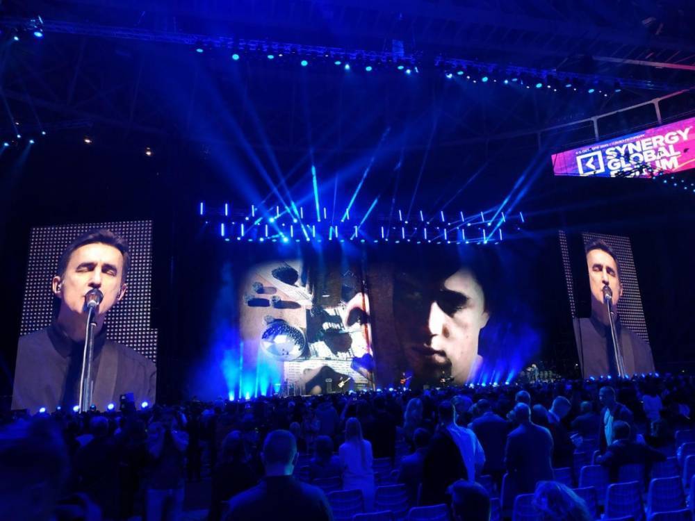 На сцену Synergy Global Forum вышел Вячеслав Бутусов с песнями «Наутилус Помпилиус»