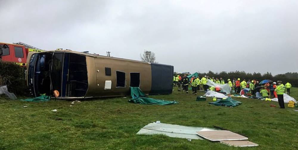 Двухэтажный автобус перевернулся на западе Англии, есть пострадавшие