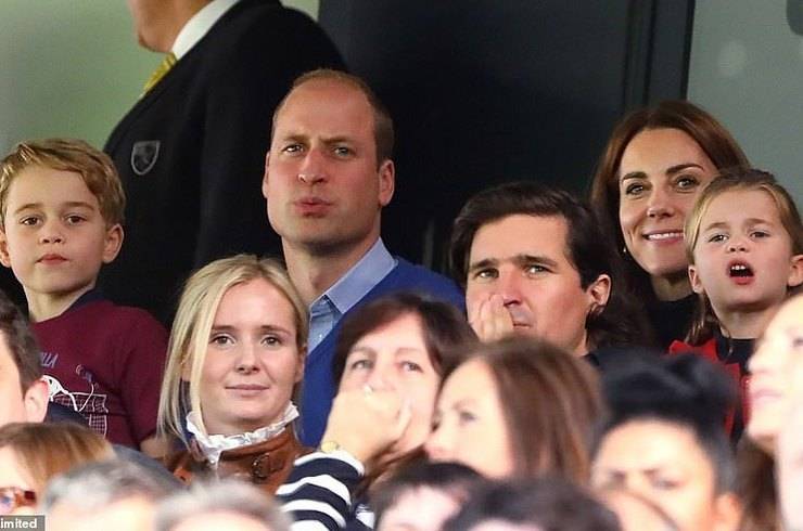 Кейт Миддлтон с мужем и детьми эмоционально болели на стадионе во время матча