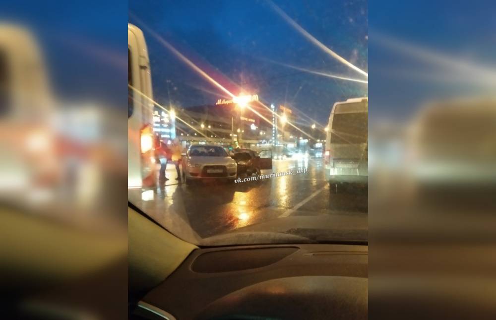 Пьяный водитель Lada всю ночь гонял по Мурманску, а в 6 утра въехал в капот Mitsubishi