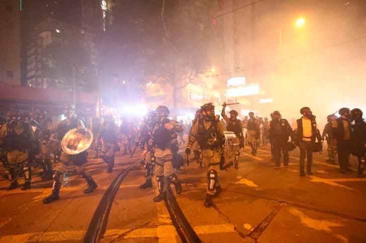 Массовые протесты в Гонконге: десятки раненных, не работают банки, метро и ТЦ