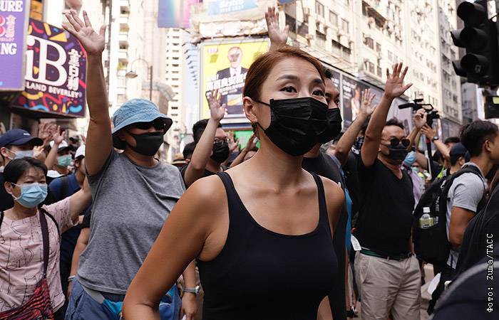 Жители Гонконга снова вышли на акцию протеста против запрета на скрывающие лицо маски
