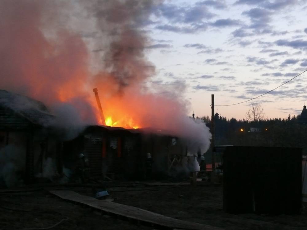 Под Гурьевском сгорели баня и жилой дом