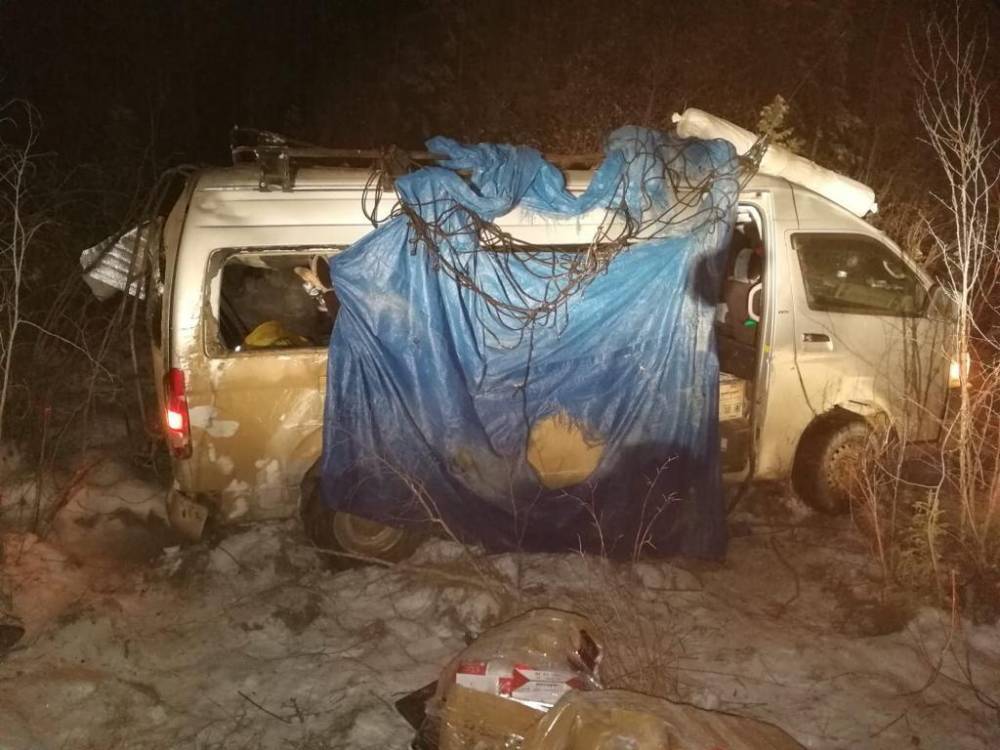 Микроавтобус опрокинулся в Якутии, пострадали 6 человек