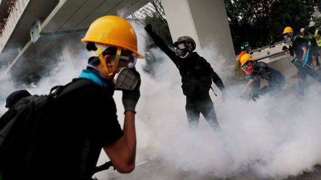 В Гонконге протестуют против запрета надевать маски на демонстрациях. Полиция применила слезоточивый газ