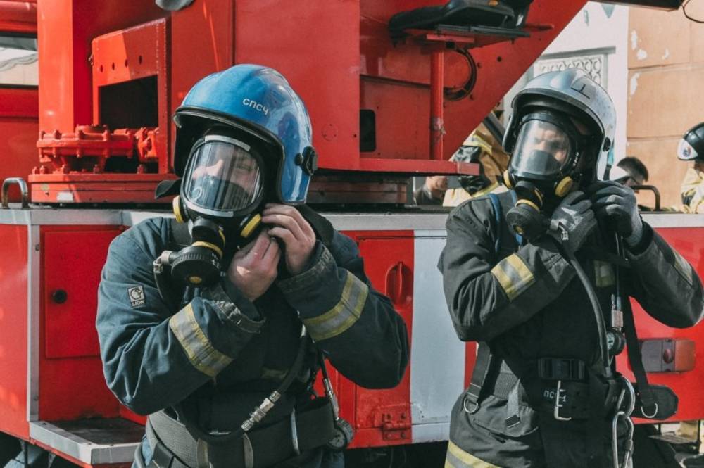 В Петрозаводске девять пожарных тушили дом на Свердлова