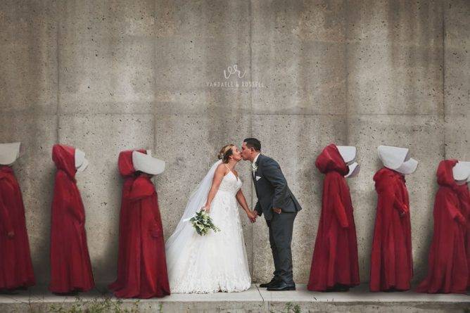 «Кошмарное» свадебное фото в стиле «Рассказа служанки» попало под шквал критики в соцсетях