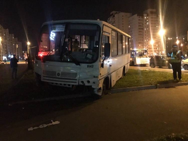 Три человека серьезно пострадали в аварии с маршруткой в Петербурге