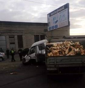 В Кургане на улице Омской столкнулись четыре грузовика и Camry, ранены трое человек