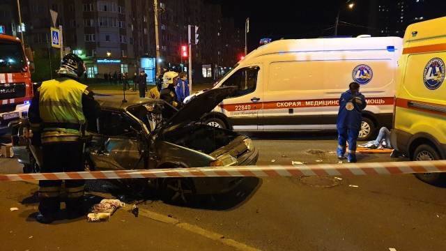 Видео с места серьезного ДТП в Петербурге, где пострадали трое человек