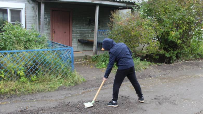 Жители села под Сыктывкаром сами отремонтировали разбитые дороги