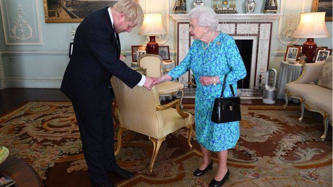 Борис Джонсон заявил, что уйдет в отставку только по указу королевы