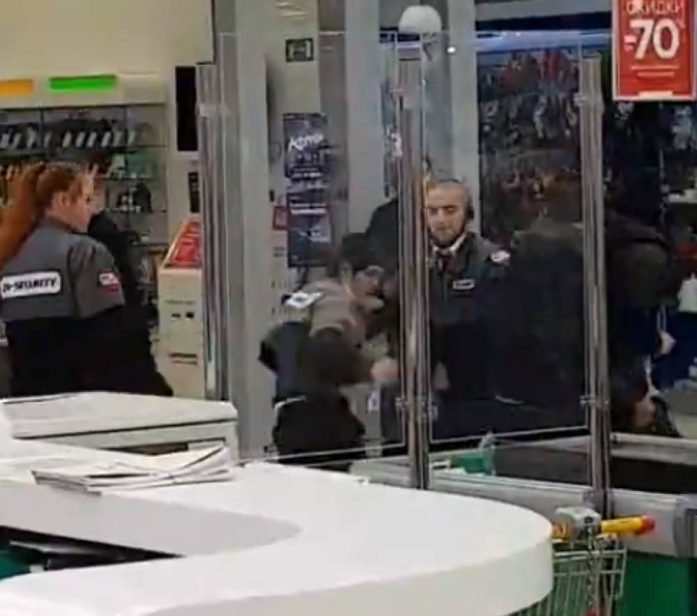 Драка между охранниками и покупателями в петербургском «Окее» попала на видео
