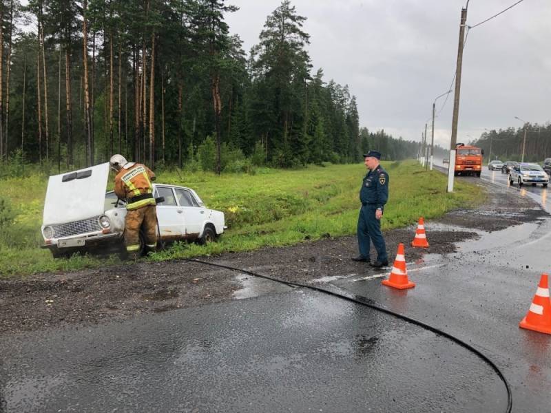 Спасатели Ленобласти вытащили из машины пострадавших в аварии на Достоевского в Гатчине