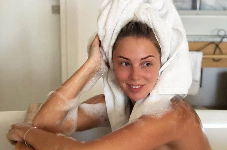 «Секси-секси-секси!»: Обнаженная Полина Диброва снялась в пенной ванне