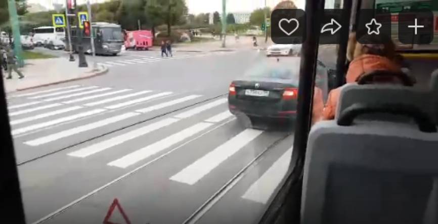Из-за ДТП на пересечении Садовой и набережной Мойки встали трамваи