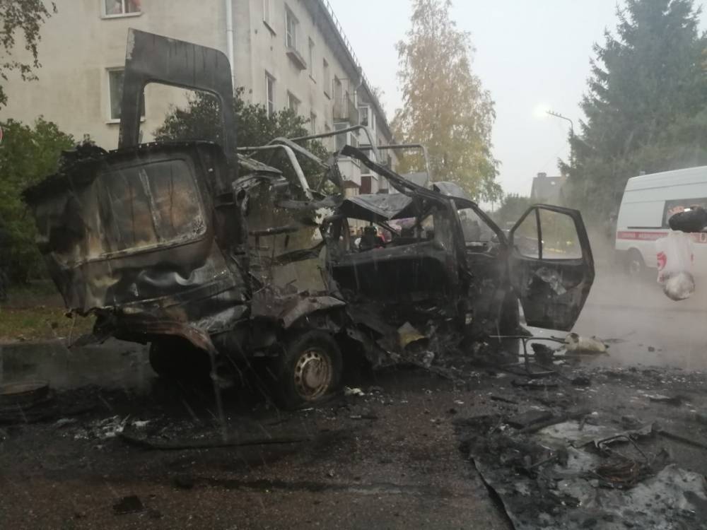 Пострадавший в Кировске получил травму от отлетевшей после взрыва микроавтобуса двери