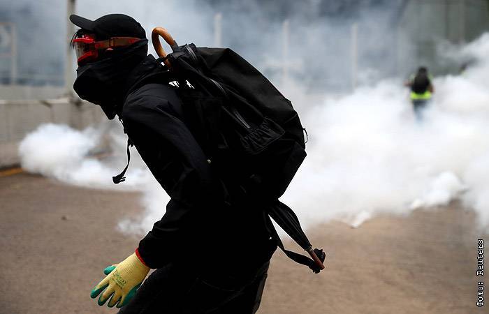 Полиция Гонконга снова пустила в ход слезоточивый газ для разгона демонстрантов