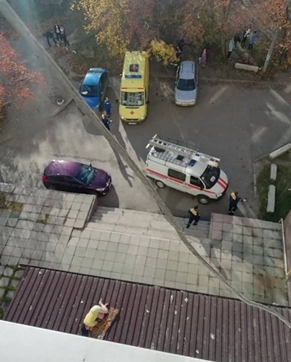 В Екатеринбурге девушка выпала из окна четвертого этажа во время курения