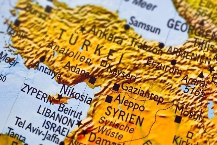 Турция начала стягивать войска к границе Сирии