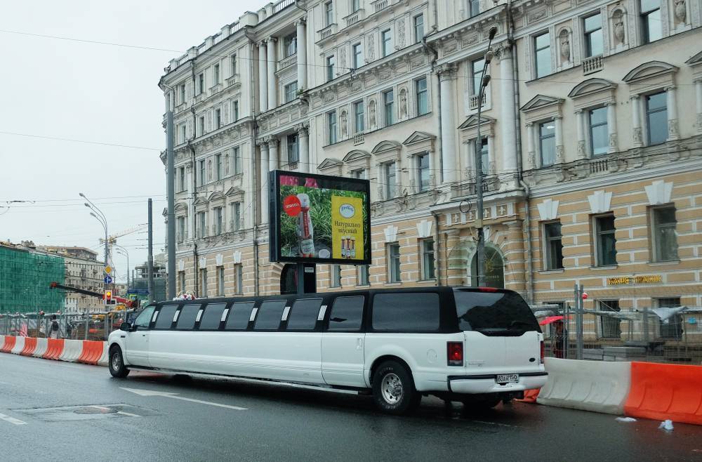 Видео: свадебный лимузин увяз в харьковской грязи