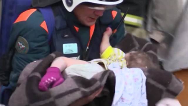 Видео: выживший под завалами в Магнитогорске малыш сделал первые шаги