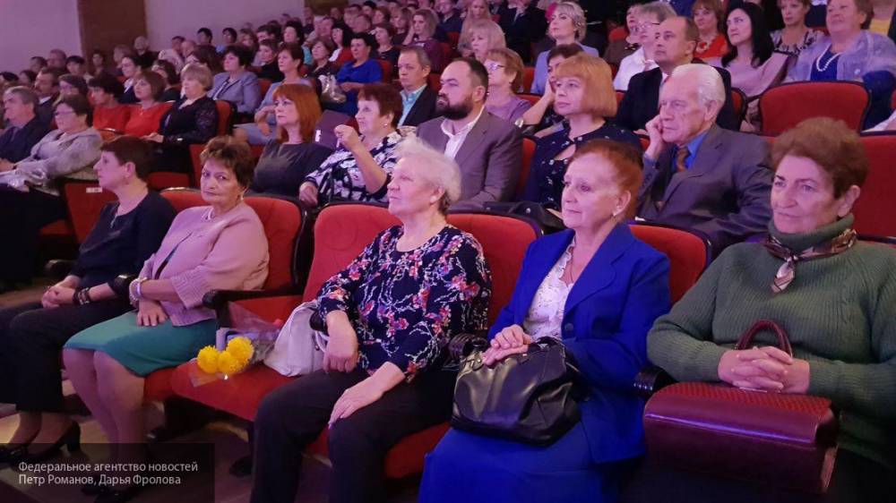 Беглов и Макаров поздравили петербургских учителей с профессиональным праздником