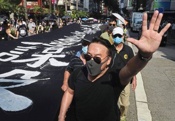 Суд Гонконга отклонил доводы против запрета на ношение протестующими масок