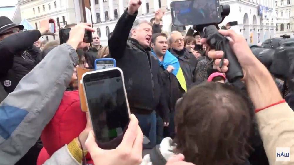 Порошенко вышел пофотографироваться к протестующим на Майдане