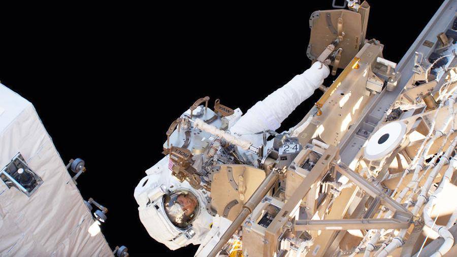 Астронавты NASA завершили монтажные работы и вернулись на борт МКС