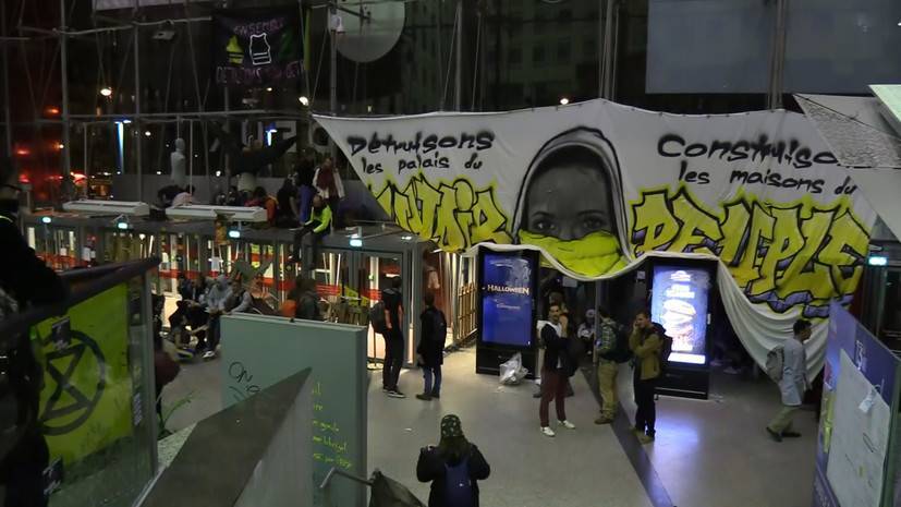 Экоактивисты и «жёлтые жилеты» провели акцию протеста в парижском торговом центре — видео