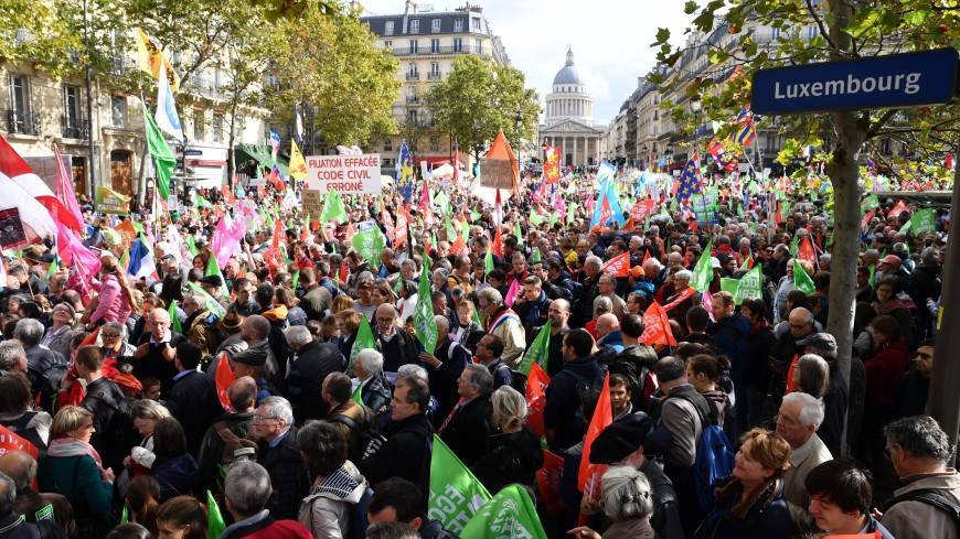 Более 70 тысяч человек вышли на улицы Парижа, выступая против ЭКО для всех