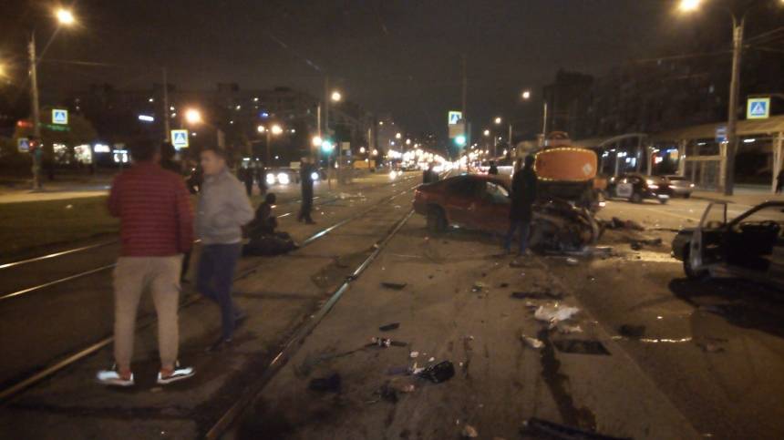 Видео: Пьяный водитель протаранил остановку в Петербурге, погибла женщина