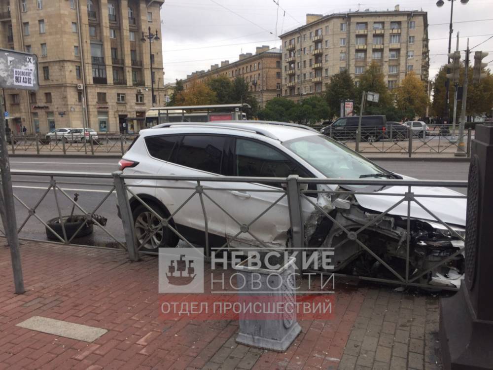 На Московском проспекте Ford потерял колесо и врезался в ограждение