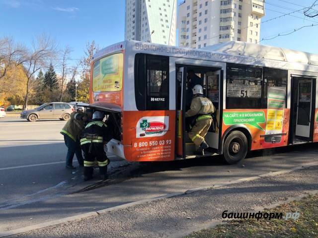Видео с места возгорания пассажирского автобуса в Уфе