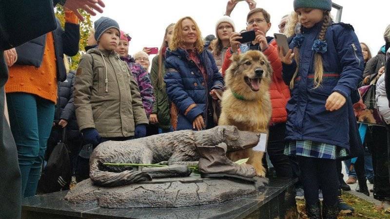 Памятник бездомному псу в Москве открыли Ярмольник, Долина и Розанова