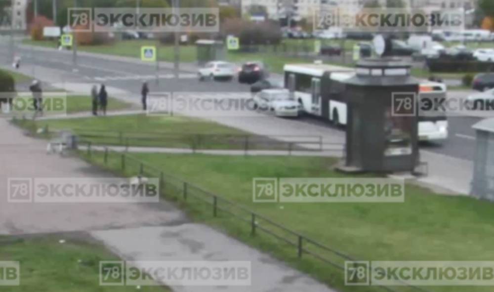 Момент столкновения двух джипов в Санкт-Петербурге попал на видео