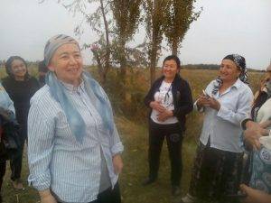 Комитет женщин Узбекистана выехал на сбор хлопка в Аккурган | Вести.UZ