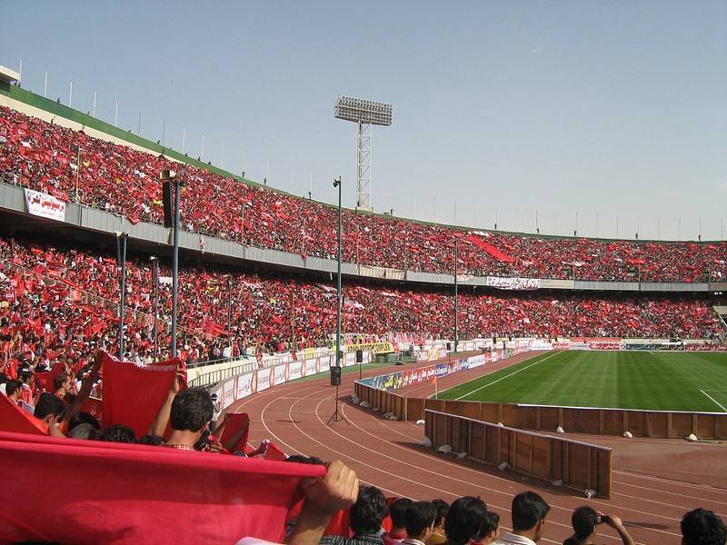 Иранские болельщицы скупили все билеты на футбол за несколько минут