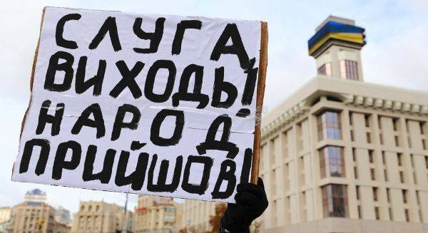 Офис Зеленского: Участникам «вече» платят по 100 гривен за час протеста