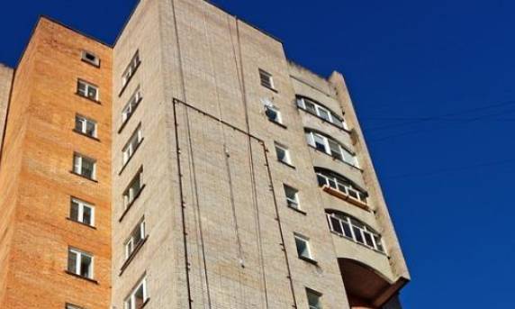 Школьница выпала из окна восьмого этажа в Нижнем Новгороде