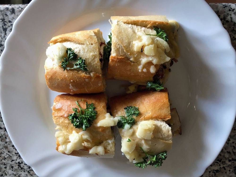 Багет, фаршированный индейкой с сыром — идеальный вариант на пикник/перекус/закуску для друзей